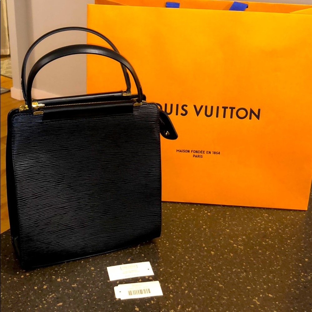 Like new - Louis Vuitton Figari PM Epi Noir